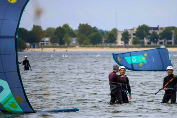 Learn to kitesurf